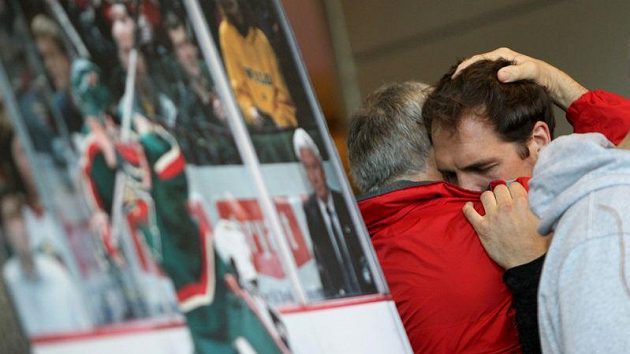 Aaron Boogaard (vpravo) s rodinnými příslušníky na pohřbu svého bratra Dereka Aaron Boogaard (vpravo) s rodinnými příslušníky na pohřbu svého bratra Dereka