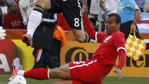 Ashley Cole při obranném zákroku v dresu anglické reprezentace na MS v Jihoafrické republice. Ashley Cole při obranném zákroku v dresu anglické reprezentace na MS v Jihoafrické republice.