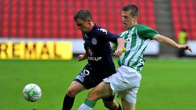 Daniel Nešport z Bohemains (vpravo) bojuje o míč s Václavem Ondřejkem ze Slovácka. Daniel Nešport z Bohemains (vpravo) bojuje o míč s Václavem Ondřejkem ze Slovácka.