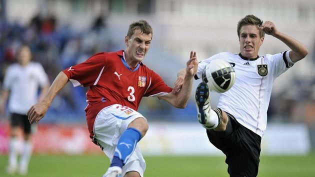 Obránce české reprezentace do 21 let Radim Řezník (vlevo) bojuje o míč s Patrickem Herrmannem z Německa v kvalifikaci o ME. Obránce české reprezentace do 21 let Radim Řezník (vlevo) bojuje o míč s Patrickem Herrmannem z Německa v kvalifikaci o ME.