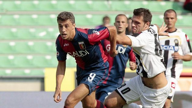 Hernan Crespo z FC Janov (vlevo) v souboji s Mariziem Domizzim z Udinese Hernan Crespo z FC Janov (vlevo) v souboji s Mariziem Domizzim z Udinese