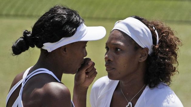 Americké sestry Venus (vlevo) a Serena Williamsovy hrají ve Wimledonu společně i čtyřhru. V sobotu se ale střetnou ve finále proti sobě. Americké sestry Venus (vlevo) a Serena Williamsovy hrají ve Wimledonu společně i čtyřhru. V sobotu se ale střetnou ve finále proti sobě.