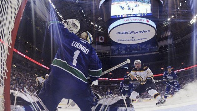 Roberto Luongo zasahuje v pátém finálovém zápase proti Bostonu. Roberto Luongo zasahuje v pátém finálovém zápase proti Bostonu.