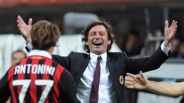 Hráč AC Milán Antonini se raduje s končícím trenérem týmu Leonardem z výhry nad Juventusem. Hráč AC Milán Antonini se raduje s končícím trenérem týmu Leonardem z výhry nad Juventusem.