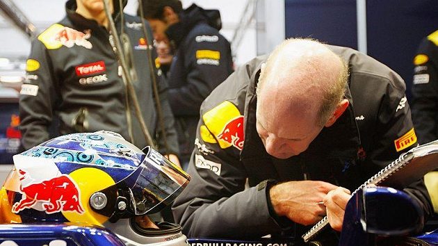Šéfdesignér Red Bullu Adrian Newey (vpravo) hovoří se Sebastienem Vettelem. Šéfdesignér Red Bullu Adrian Newey (vpravo) hovoří se Sebastienem Vettelem.