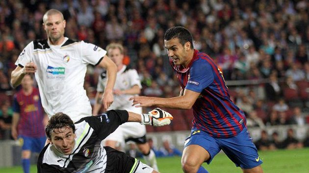 Pedro Rodriguez obchází gólmana Plzně Marka Čecha v utkání Ligy mistrů. Pedro Rodriguez obchází gólmana Plzně Marka Čecha v utkání Ligy mistrů.