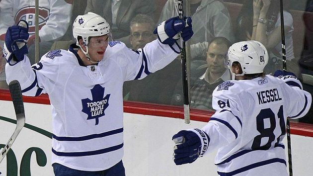Tyler Bozak (vlevo) se raduje se svým spoluhráčem z Toronta Philem Kesselem z branky v utkání proti Montrealu. Tyler Bozak (vlevo) se raduje se svým spoluhráčem z Toronta Philem Kesselem z branky v utkání proti Montrealu.
