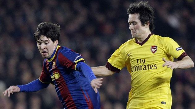 Tomáš Rosický z Arsenalu brání barcelonského Lionela Messiho. Tomáš Rosický z Arsenalu brání barcelonského Lionela Messiho.