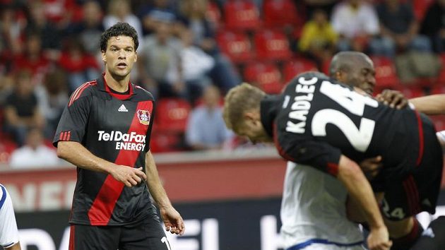 Michael Ballack (vlevo) sleduje hlavičku v podání Michala Kadlece Michael Ballack (vlevo) sleduje hlavičku v podání Michala Kadlece