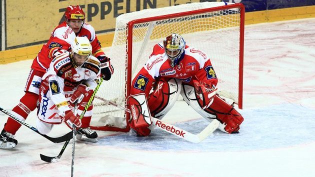 Daniel Branda ze Slavie před brankářem Budějovic Jakubem Kovářem Daniel Branda ze Slavie před brankářem Budějovic Jakubem Kovářem
