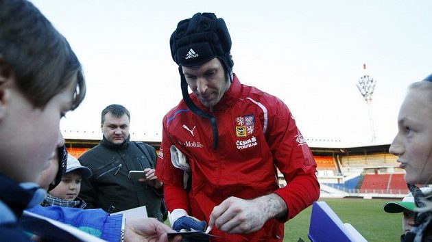 Brankář Petr Čech se po tréninku reprezentace podepisuje fanouškům. Brankář Petr Čech se po tréninku reprezentace podepisuje fanouškům.