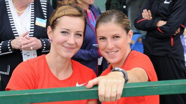 Denisa Rosolová (vlevo) a Zuzana Hejnová věří, že po víkendu budou mít důvod k úsměvu stejně jako na tomto snímku z roku 2011.. Denisa Rosolová (vlevo) a Zuzana Hejnová věří, že po víkendu budou mít důvod k úsměvu stejně jako na tomto snímku z roku 2011..