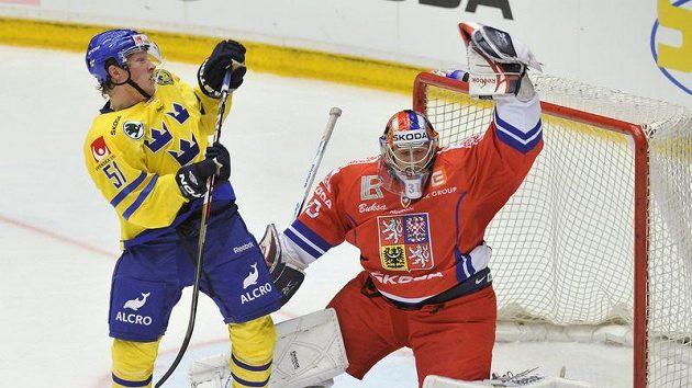 Na brankáře české reprezentace Jakuba Štěpánka dotírá švédský hráč Mika Hannula. Na brankáře české reprezentace Jakuba Štěpánka dotírá švédský hráč Mika Hannula.