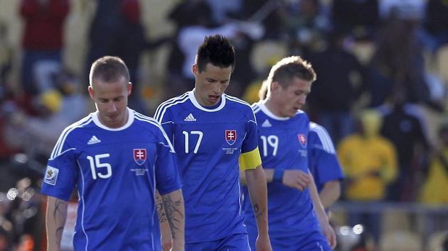 Zklamaní fotbalisté Slovenska (zleva) Miroslav Stoch, Marek Hamšík, a Juraj Kucka Zklamaní fotbalisté Slovenska (zleva) Miroslav Stoch, Marek Hamšík, a Juraj Kucka
