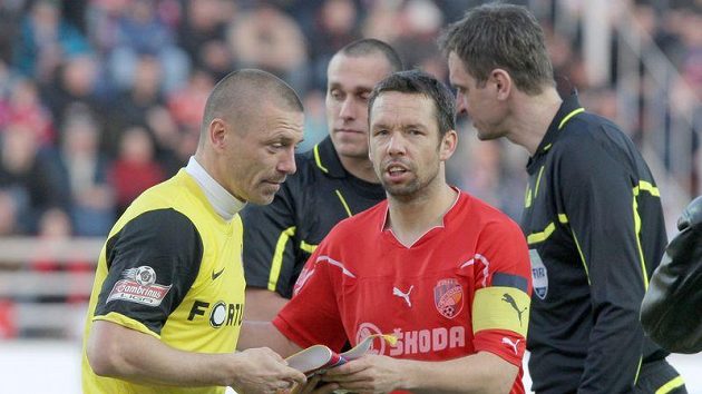 Kapitán Sparty Tomáš Řepka (vlevo) a kapitán Plzně Pavel Horváth se zdraví před vzájemným zápasem. Kapitán Sparty Tomáš Řepka (vlevo) a kapitán Plzně Pavel Horváth se zdraví před vzájemným zápasem.