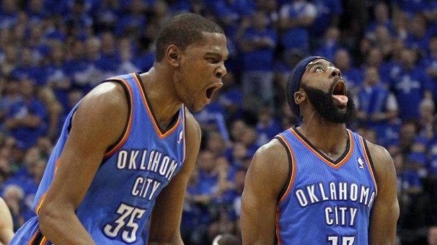 Basketbalisté Oklahomy Kevin Durant (vlevo) a James Harden Basketbalisté Oklahomy Kevin Durant (vlevo) a James Harden