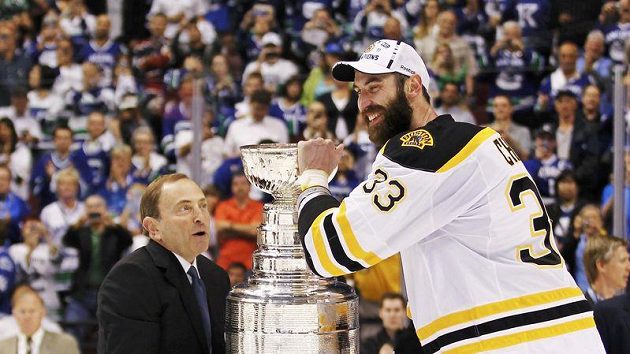 Poslední král. Zdeno Chára (vpravo) přebírá Stanley Cup od komisionáře NHL Gary Bettmana Poslední král. Zdeno Chára (vpravo) přebírá Stanley Cup od komisionáře NHL Gary Bettmana