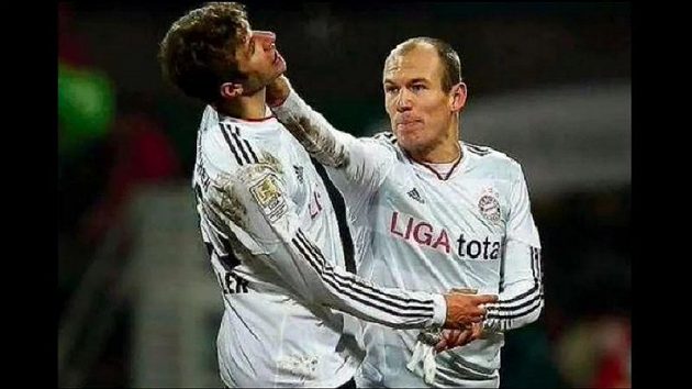 Arjen Robben při výměně názorů se spoluhráčm z Bayernu Thomasem Müllerem Arjen Robben při výměně názorů se spoluhráčm z Bayernu Thomasem Müllerem