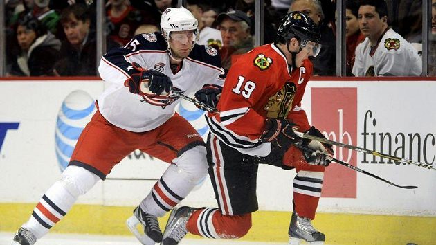 Jan Hejda z Columbusu (vlevo) a Jonathan Toews z Chicaga. Jan Hejda z Columbusu (vlevo) a Jonathan Toews z Chicaga.