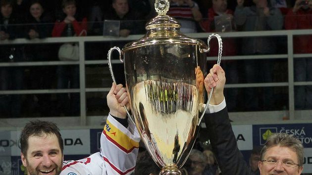 Ján Moder (vpravo) s kapitánem Třince Radkem Bonkem a pohárem pro mistry extraligy. Teď čelí Třinec insolvenčnímu návrhu. Ján Moder (vpravo) s kapitánem Třince Radkem Bonkem a pohárem pro mistry extraligy. Teď čelí Třinec insolvenčnímu návrhu.
