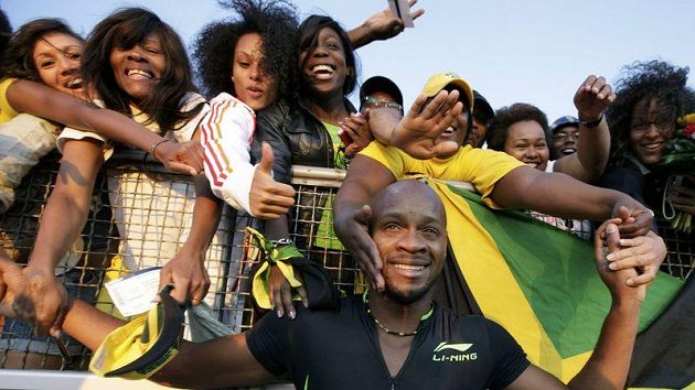Asafa Powell po vítězství v Lausanne Asafa Powell po vítězství v Lausanne