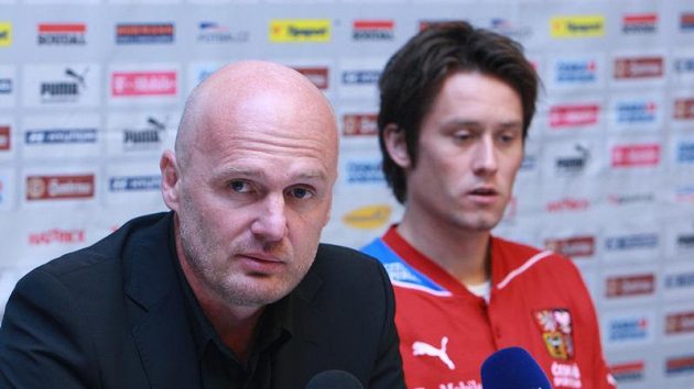 Trenér národního týmu Michal Bílek a Tomáš Rosický Trenér národního týmu Michal Bílek a Tomáš Rosický