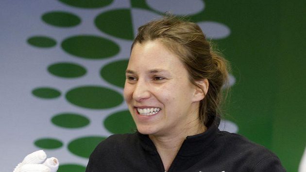 Švýcarská závodnice Simona De Silvestrová dostala na popálené ruce slušivíé rukavice. Švýcarská závodnice Simona De Silvestrová dostala na popálené ruce slušivíé rukavice.