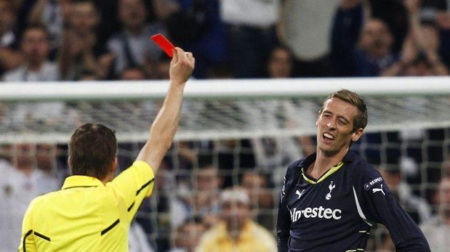 Útočník Tottenhamu Peter Crouch dostal v souboji s Realem zbytečnou červenou kartu, čímž přispěl k debaklu svého týmu. Útočník Tottenhamu Peter Crouch dostal v souboji s Realem zbytečnou červenou kartu, čímž přispěl k debaklu svého týmu.