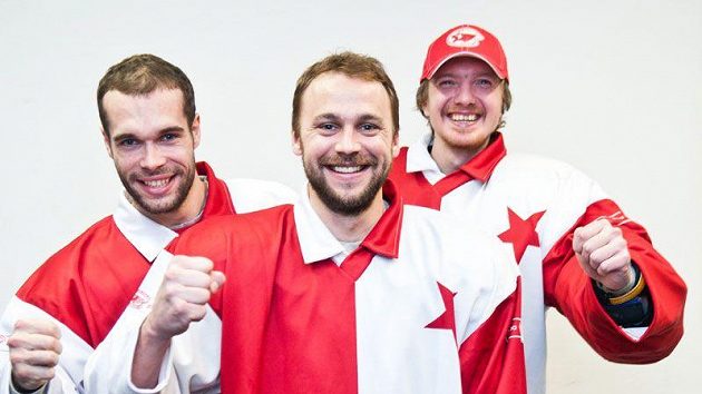 Hokejoví patroni fotbalové Slavie - zleva Michal Vondrka, Petr Kadlec a Miroslav Kopřiva. Hokejoví patroni fotbalové Slavie - zleva Michal Vondrka, Petr Kadlec a Miroslav Kopřiva.