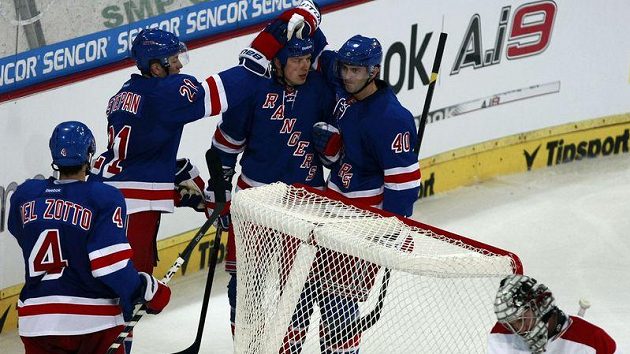 Hokejisté New York Rangers se radují z branky - archivní snímek. Hokejisté New York Rangers se radují z branky - archivní snímek.