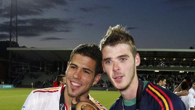 Španělský brankář David de Gea (vpravo) s pohárem pro vítěze MS jednadvacítek. Španělský brankář David de Gea (vpravo) s pohárem pro vítěze MS jednadvacítek.