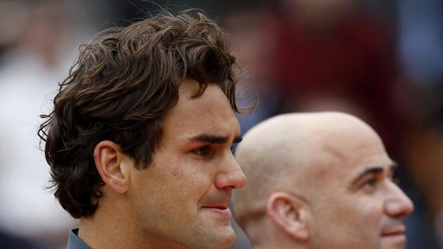 Dojatý Roger Federer vedle Andreho Agassiho po triumfu na French Open. Dojatý Roger Federer vedle Andreho Agassiho po triumfu na French Open.