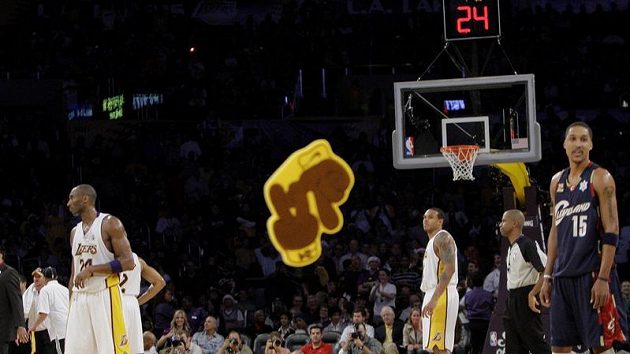 Fanoušci Lakers házejí během zápasu s Clevelandem na palubovku pěnové rukavice Fanoušci Lakers házejí během zápasu s Clevelandem na palubovku pěnové rukavice