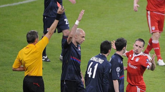 Franck Ribéry dostává červenou kartu v zápase s Lyonem. Franck Ribéry dostává červenou kartu v zápase s Lyonem.