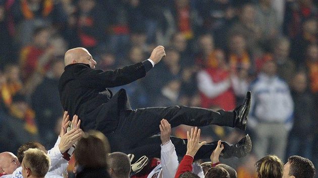 Čeští fotbalisté s trenérem Michalem Bílkem oslavují v Podgorici postup na EURO 2012. Čeští fotbalisté s trenérem Michalem Bílkem oslavují v Podgorici postup na EURO 2012.