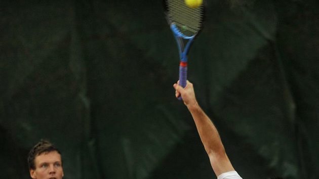Tomáš Berdych (vlevo) sleduje Jana Hájka v tenisové prostějovské hale. Tomáš Berdych (vlevo) sleduje Jana Hájka v tenisové prostějovské hale.