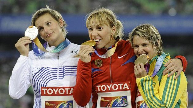 Barbora Špotáková má Marii Abakumovové (uprostřed) co vracet. Barbora Špotáková má Marii Abakumovové (uprostřed) co vracet.