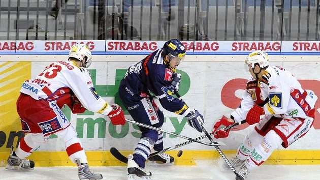 Utkání 45. kola hokejové extraligy HC Slavia Praha - Bílí Tygři Liberec 28. ledna v Praze. Zleva útočník Slavie Tomáš Svoboda, liberecký útočník Jan Víšek a obránce Vladimír Roth. Utkání 45. kola hokejové extraligy HC Slavia Praha - Bílí Tygři Liberec 28. ledna v Praze. Zleva útočník Slavie Tomáš Svoboda, liberecký útočník Jan Víšek a obránce Vladimír Roth.