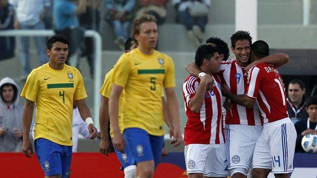 Paraguayec Roque Santa Cruz (druhý zprava) slaví se spoluhráči gól, kterým načal obrat skóre v utkání s Brazílií. Paraguayec Roque Santa Cruz (druhý zprava) slaví se spoluhráči gól, kterým načal obrat skóre v utkání s Brazílií.