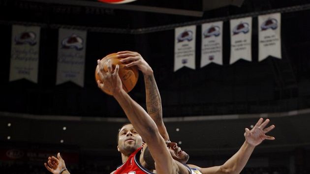 Chris Douglas-Roberts z New Jersey Nets (vlevo) blokuje střelu Arrona Afflala z Denveru Nuggets. Chris Douglas-Roberts z New Jersey Nets (vlevo) blokuje střelu Arrona Afflala z Denveru Nuggets.