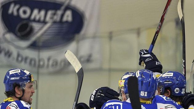 Hokejisté Komety Brno se radují z branky. Hokejisté Komety Brno se radují z branky.