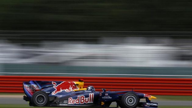 Vozy Red Bull z dílny Adriana Neweye letos kralují. Vozy Red Bull z dílny Adriana Neweye letos kralují.