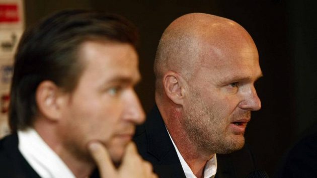 Michal Bílek (vpravo) a manažer české fotbalové reprezentace Vladimír Šmicer při nominaci na kvalifikační dvojutkání se Skotskem a Lichtenštejnskem. Michal Bílek (vpravo) a manažer české fotbalové reprezentace Vladimír Šmicer při nominaci na kvalifikační dvojutkání se Skotskem a Lichtenštejnskem.