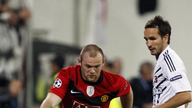 Přes Tomáše Sivoka v dresu Besiktase (vpravo) proniká Wayne Rooney. (ilustrační foto) Přes Tomáše Sivoka v dresu Besiktase (vpravo) proniká Wayne Rooney. (ilustrační foto)