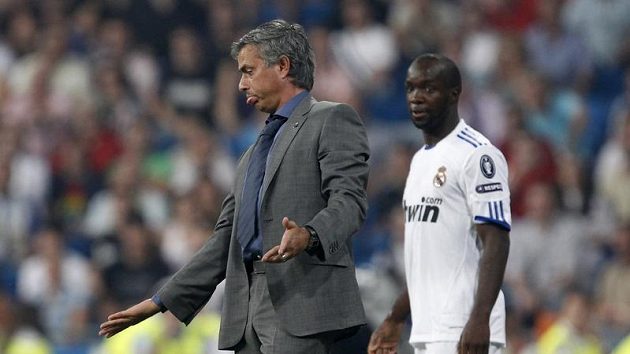 Kouč Realu Madrid Jose Mourinho byl po utkání se Sevillou hodně naštvaný. Kouč Realu Madrid Jose Mourinho byl po utkání se Sevillou hodně naštvaný.