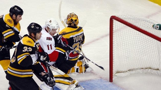 Bostonští obránci Dennis Wideman (vlevo) a Zdeno Chára přihlížejí gólu ottawského Daniela Alfredssona. Bostonští obránci Dennis Wideman (vlevo) a Zdeno Chára přihlížejí gólu ottawského Daniela Alfredssona.