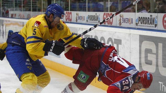Daniel Fernholm ze Švédska posílá k ledu ruského útočníka Grigorenka Daniel Fernholm ze Švédska posílá k ledu ruského útočníka Grigorenka