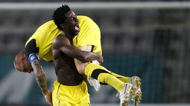 Oslava vítězství v Lausanne. Bony Wilfried nese na ramenou kapitána Sparty Tomáše Řepku. Oslava vítězství v Lausanne. Bony Wilfried nese na ramenou kapitána Sparty Tomáše Řepku.