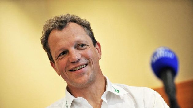 Nápad Ralfa Kluga běžet maratón pozadu se uskuteční v neděli 9. května. Nápad Ralfa Kluga běžet maratón pozadu se uskuteční v neděli 9. května.