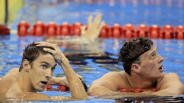 Američtí plavci Michael Phelps (vlevo) a Ryan Lochte po finále závodu na 200 metrů volný způsob. Američtí plavci Michael Phelps (vlevo) a Ryan Lochte po finále závodu na 200 metrů volný způsob.